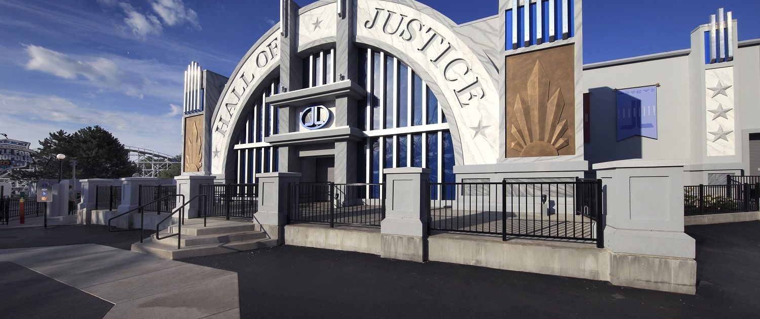 Dark-ride Justice League Battle for Metropolis Hall of Justice Entrance
