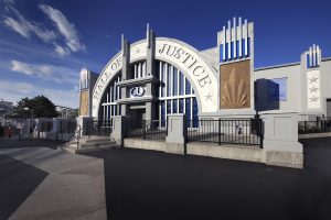 Dark-ride Justice League Battle for Metropolis Hall of Justice Entrance